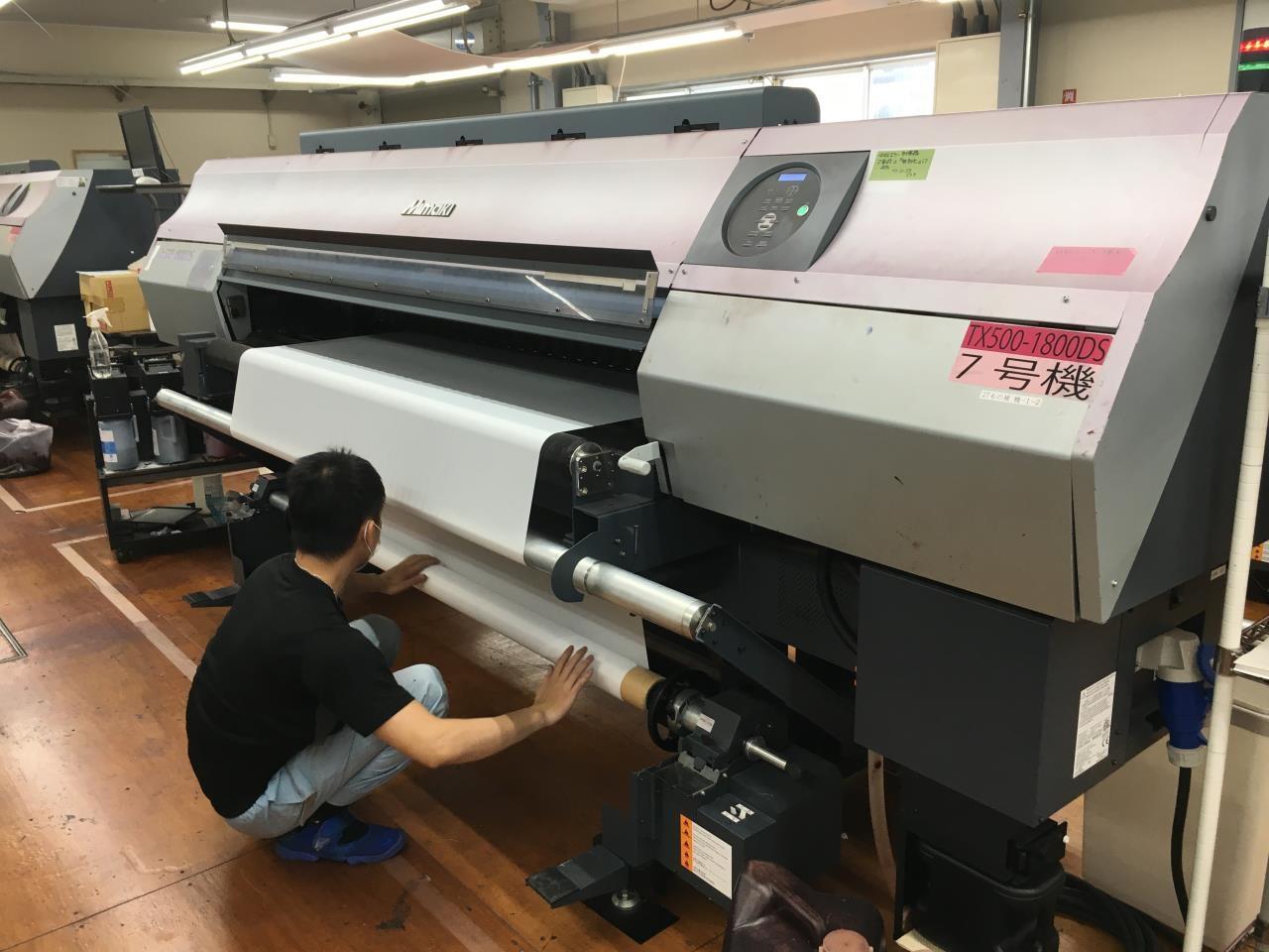 大型印刷機のオペレーター