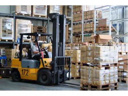 製品や原材料などの運搬・出荷作業