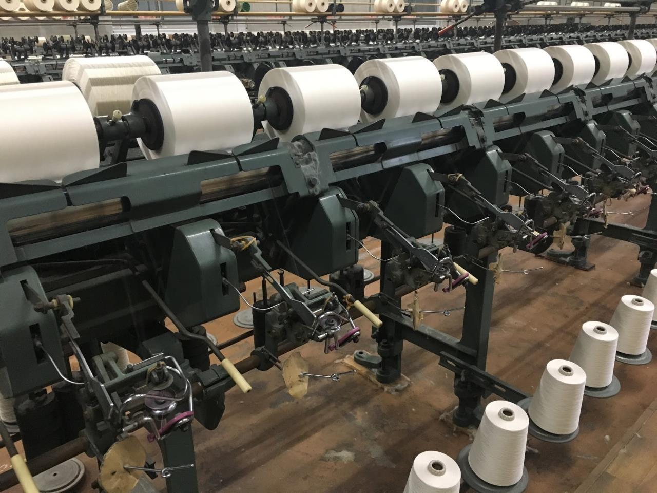 定着率抜群の染色糸の巻き取り作業