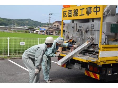 道路の白線、標識などの保守メンテナンス