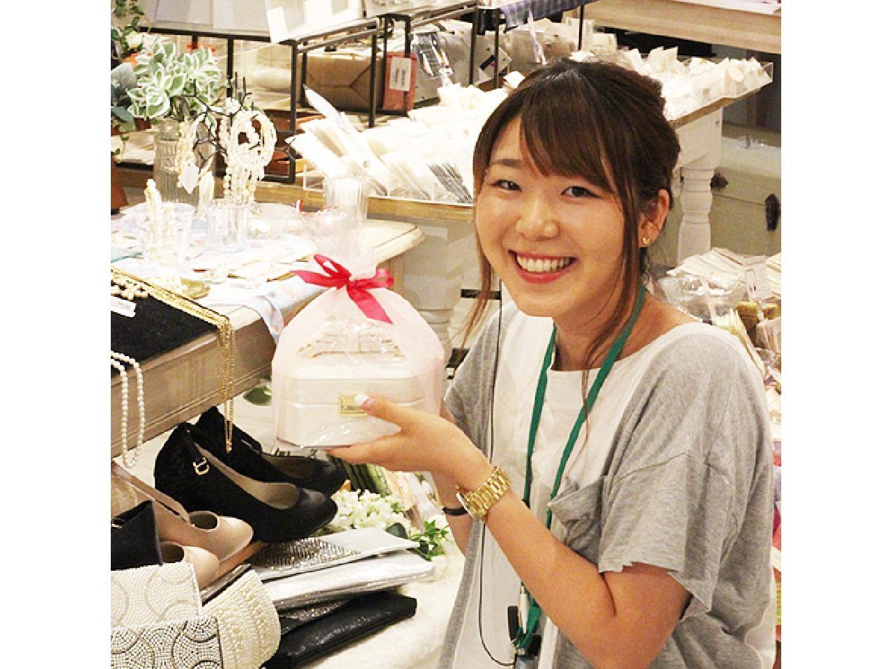 オシャレな雑貨店での接客・販売スタッフ