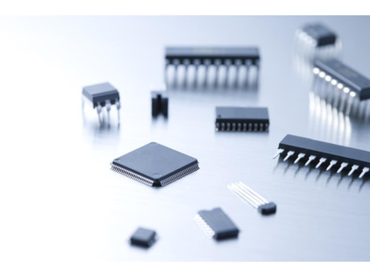 時給1,500円!年間休日117日♪エアコン完備で快適! 電子部品(半導体)製造の機械オペレーター