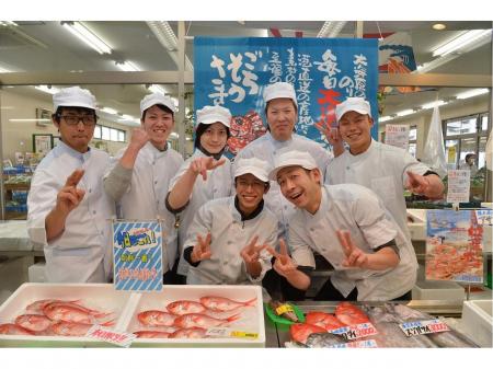 地元密着型スーパーでのお魚の調理と接客業務（動画有り）