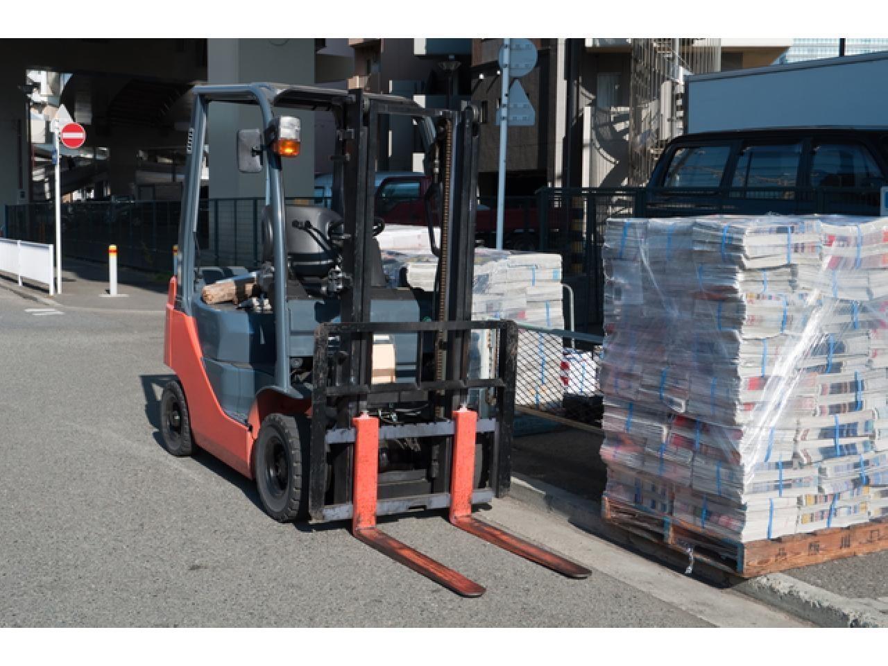 フォークリフトによる運搬及び、入出庫作業