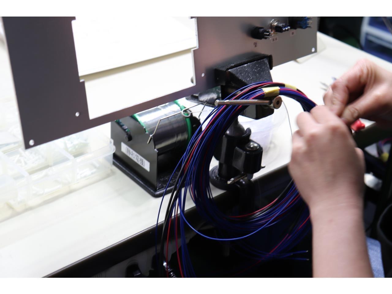 人気の座り仕事◎電線の先に小さなパーツをつける軽作業(動画有り)