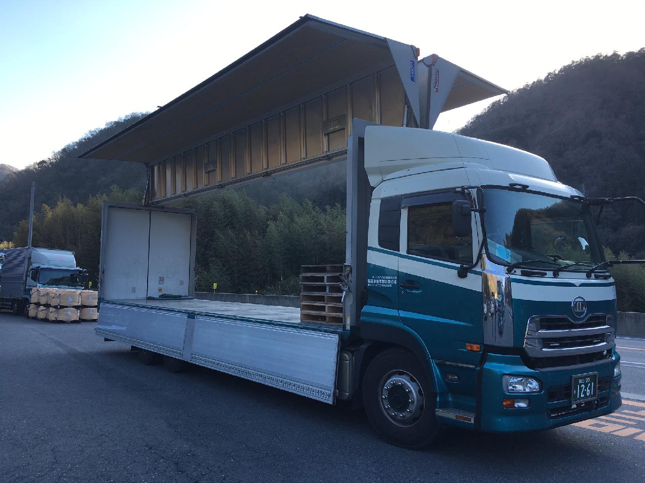 石灰を運ぶ大型ウイング車のドライバー