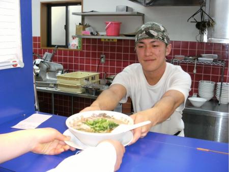 人気ラーメン店での正社員スタッフ