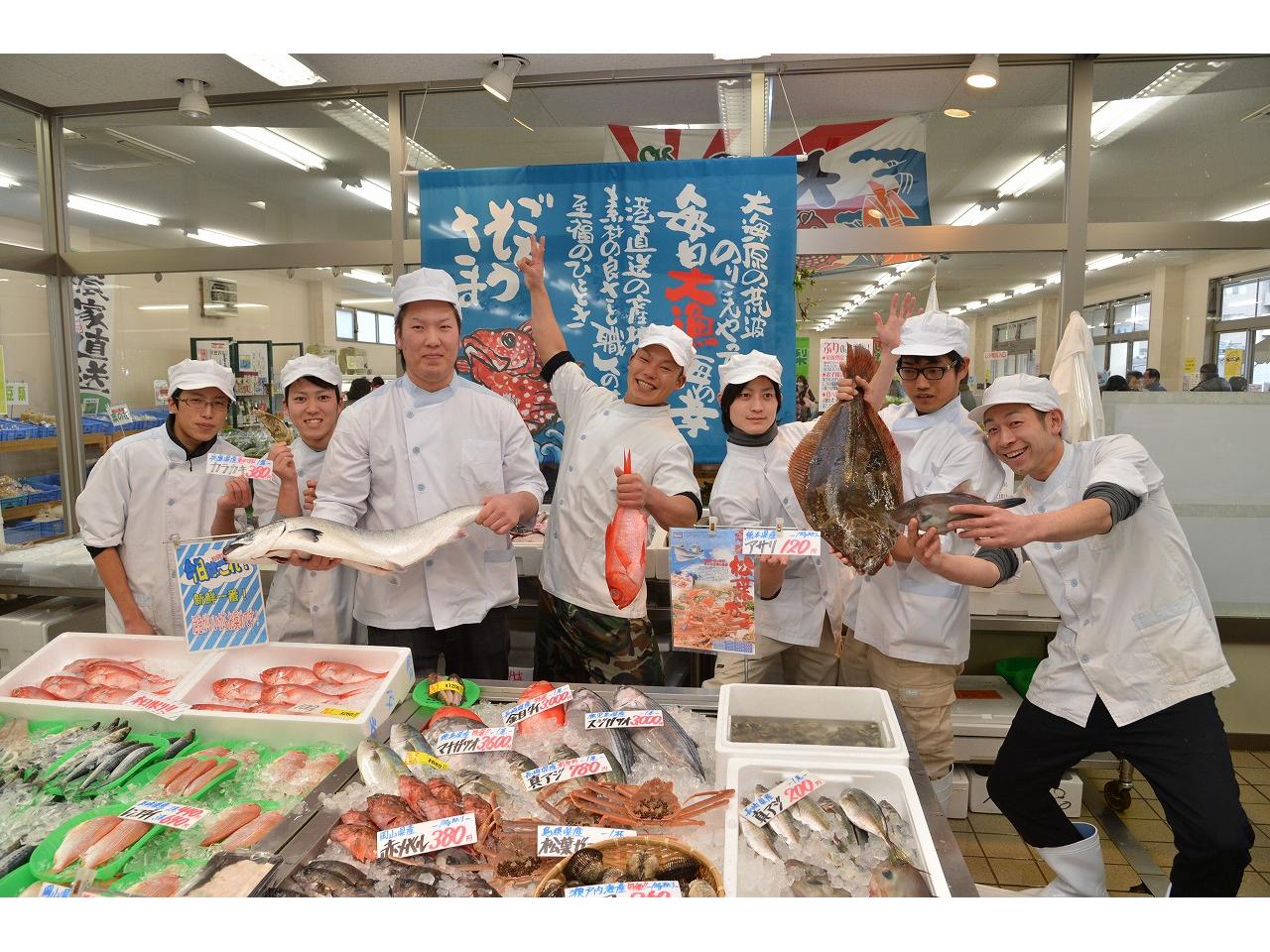 食品スーパー内での魚調理と接客業務（動画有り）