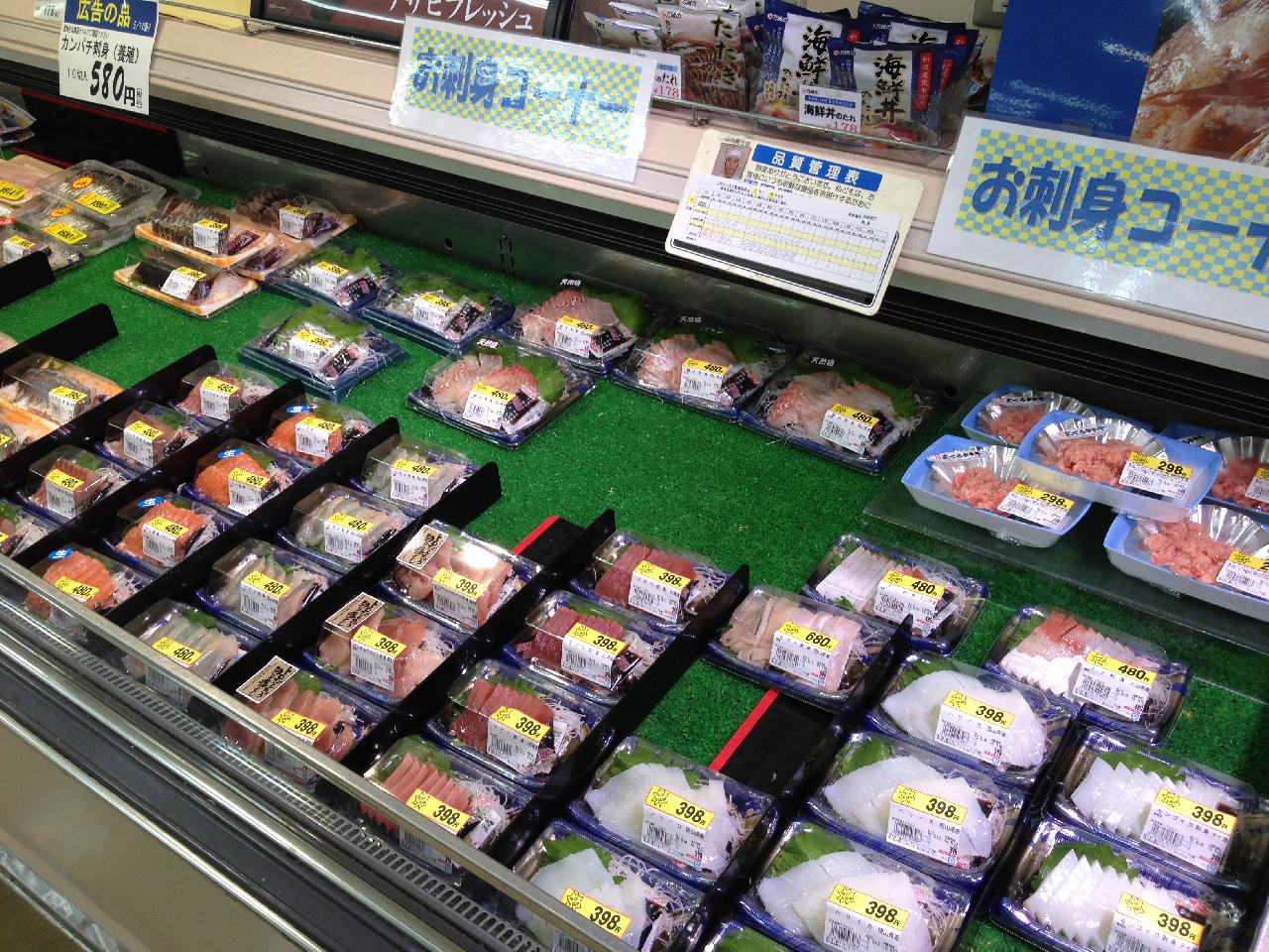 スーパーでの食品パック詰めと値札貼り