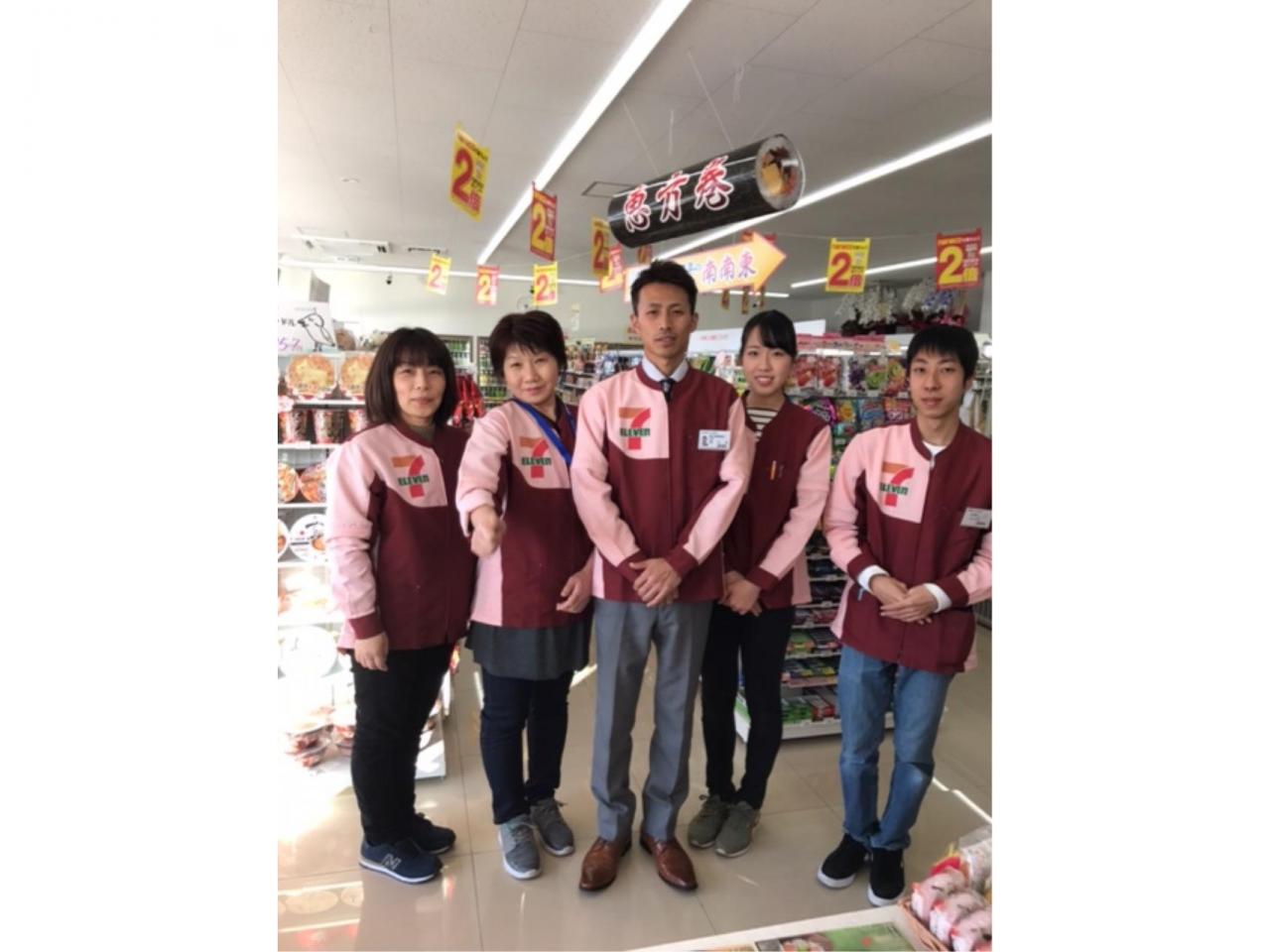 セルフ式ガソリンスタンド併設型コンビニのスタッフ