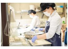 接客未経験者歓迎の作業風景
