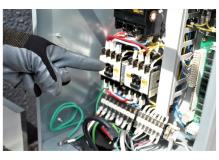 電気工事士の作業風景