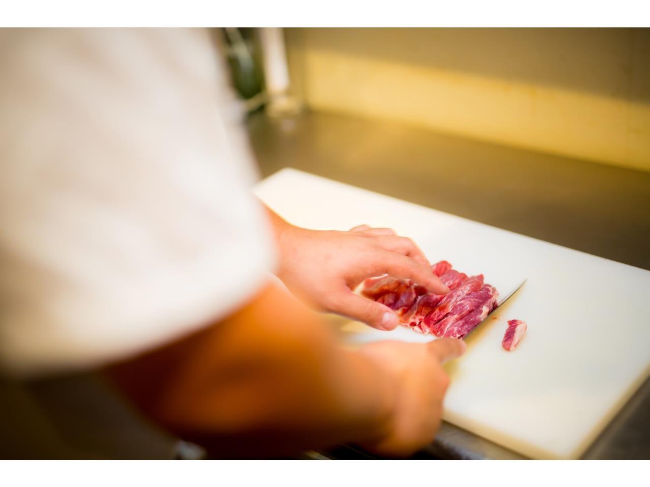 人気焼肉店でのディナータイム専属キッチンスタッフ