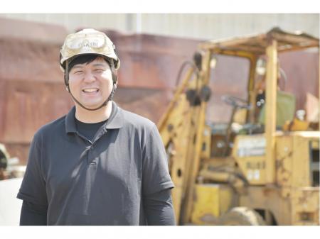 金属リサイクル資源の工場内作業スタッフ