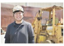 金属リサイクル資源の工場内作業スタッフ