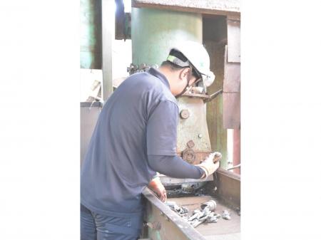 金属リサイクル資源の工場内作業スタッフ