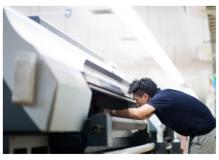 大型印刷機のオペレーター（材料補充と簡単な製品検査含む）