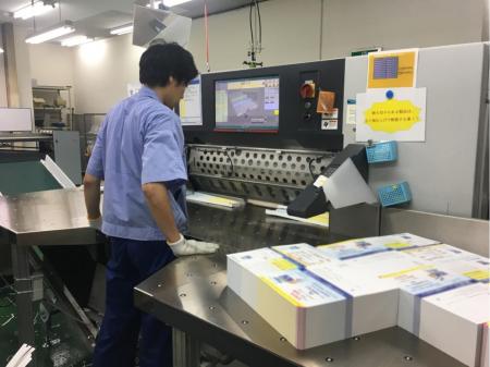 印刷物加工と検査業務