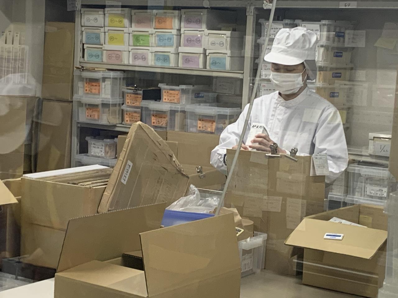 日祝休み9時始業の日勤で働ける印刷物の検品と箱詰め