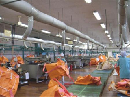 袋状製品のたたみや梱包作業