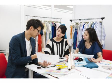 販促グッズ総合企業でスタートするスポーツアパレル部門の専属デザイナー