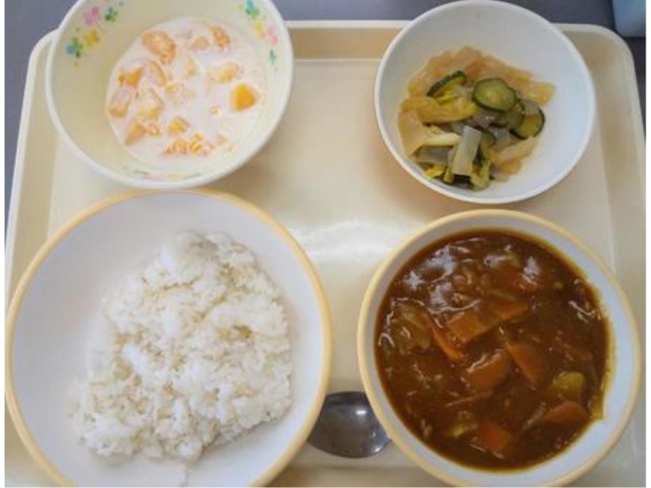 公立中学校での給食調理スタッフ