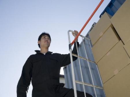 短期で働くワーキングウエアの入出荷と倉庫内作業