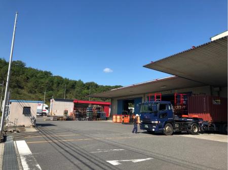 大型の物流センターでのフォークリフト作業