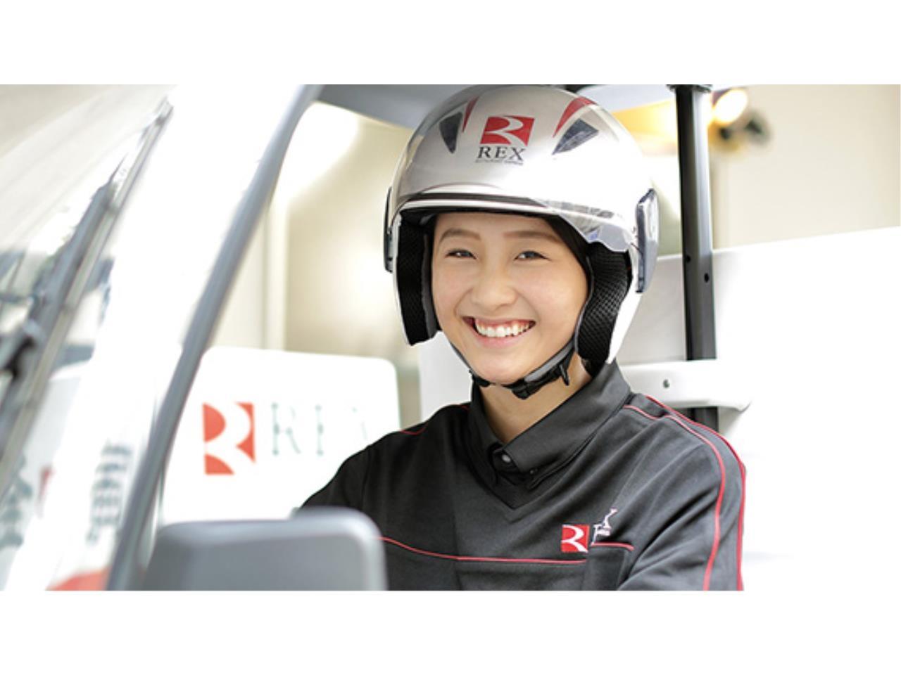 お寿司のデリバリースタッフ
