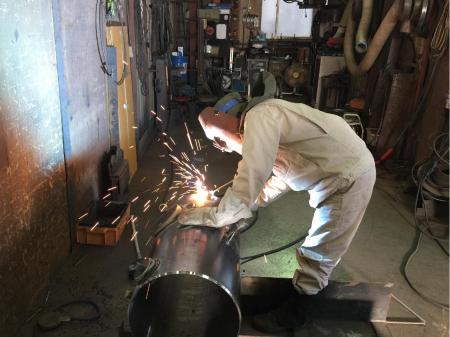 金属加工のプロフェッショナル企業での溶接スタッフ