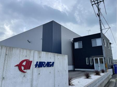 新しい石膏ボード工場内での加工補助作業