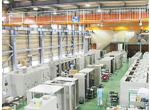 業績好調の工場での板金および塗装前準備作業