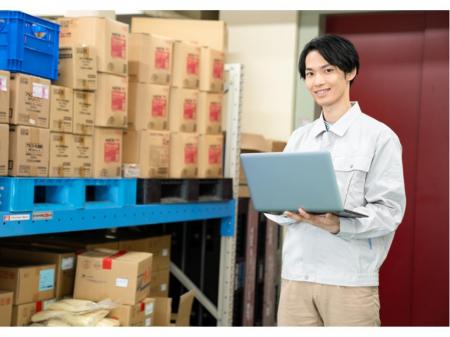 常温倉庫内での商品の積替え作業