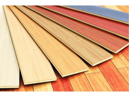 木材の加工やフォークリフトを使用しての工場内運搬業務