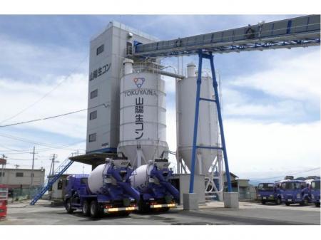 生コン輸送ドライバー職　原則定時退社／長距離＆夜間なし