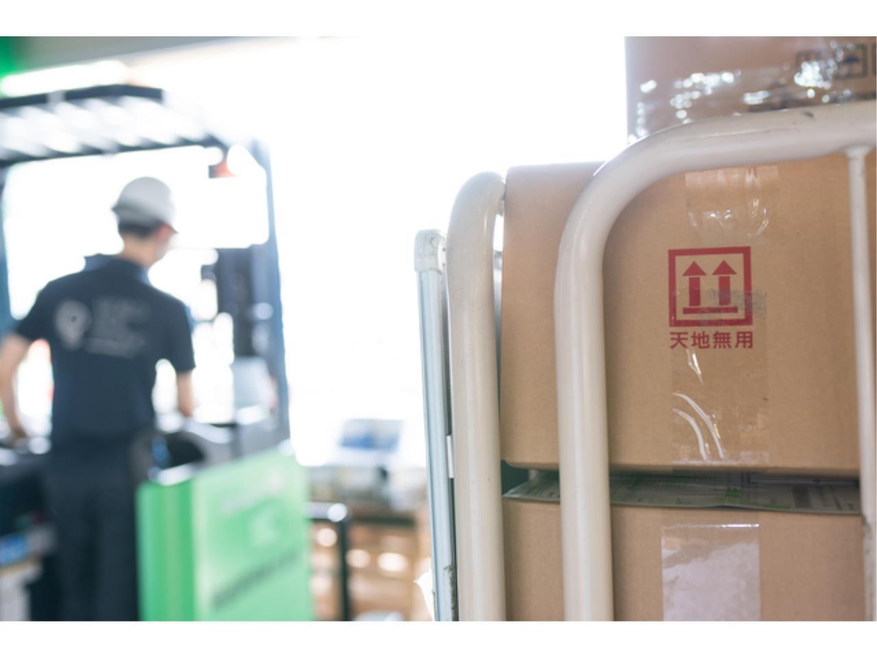 リーチ式フォークリフトでの製品の入出庫作業