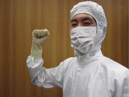 冷凍うどん工場での製麺作業