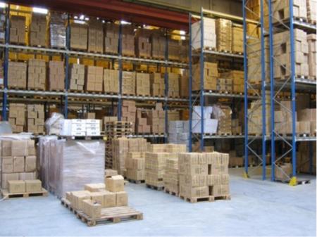 倉庫内で商品の入出荷作業