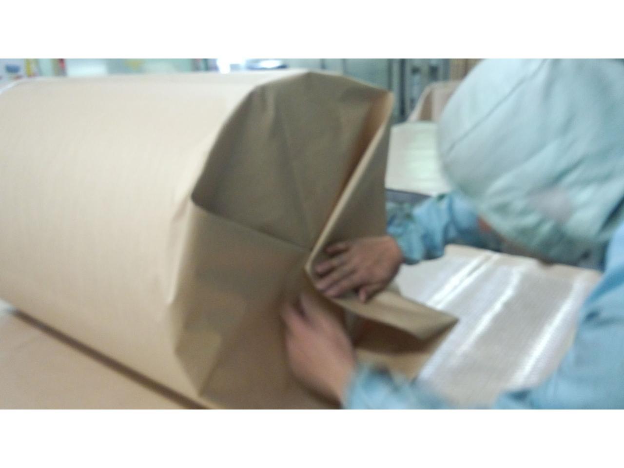 繊維製品の紙包装作業