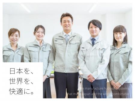 工場内での油圧装置組立て作業