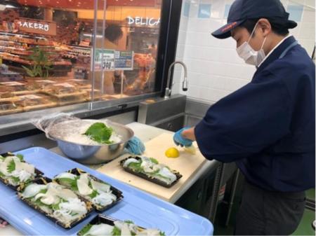 食品スーパーでの鮮魚スタッフ