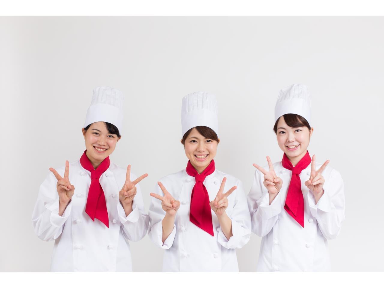院内食をつくる工場での盛付スタッフ