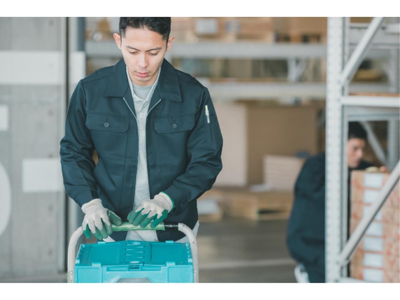 物流センターでの仕分け作業