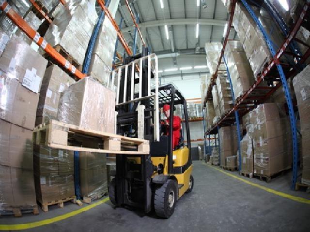 食品原料工場でのフォークリフト作業