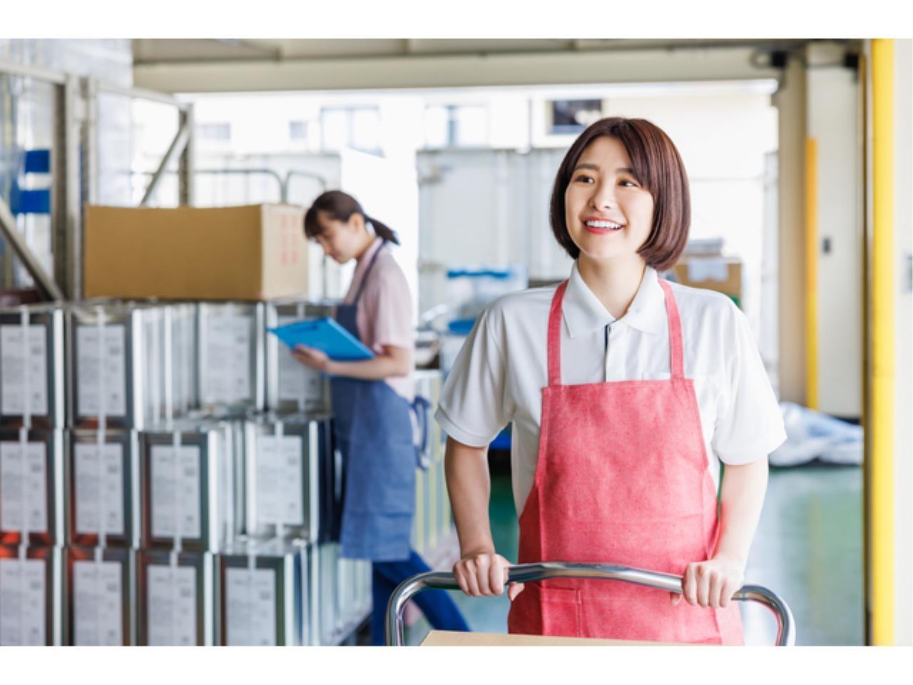 倉庫内での飲料や食料品の仕分け作業