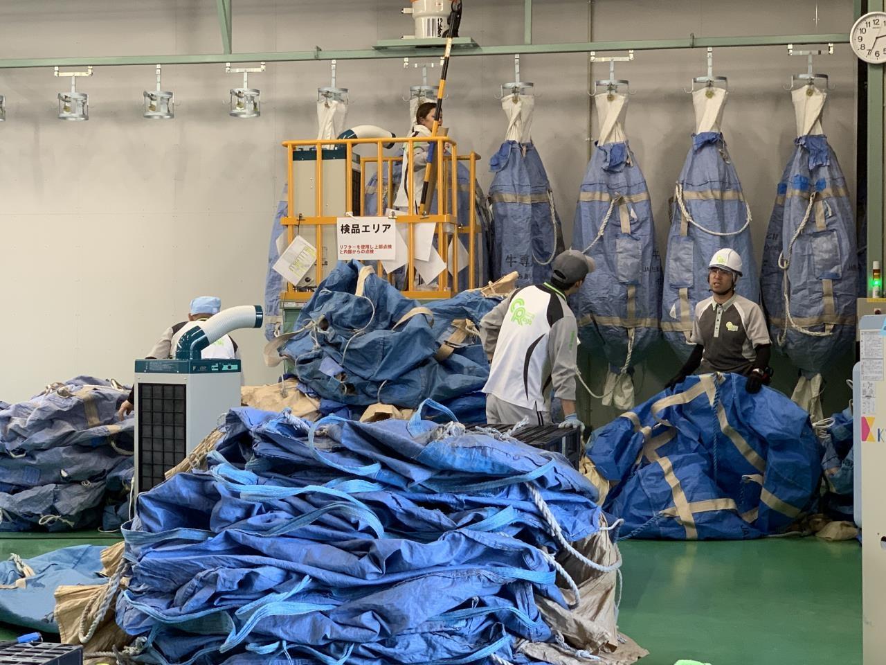 袋の仕分け作業