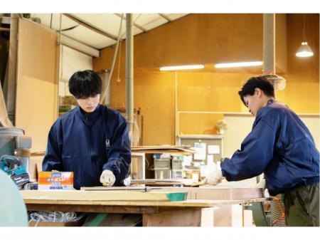 店舗向け木製インテリアの製作スタッフ