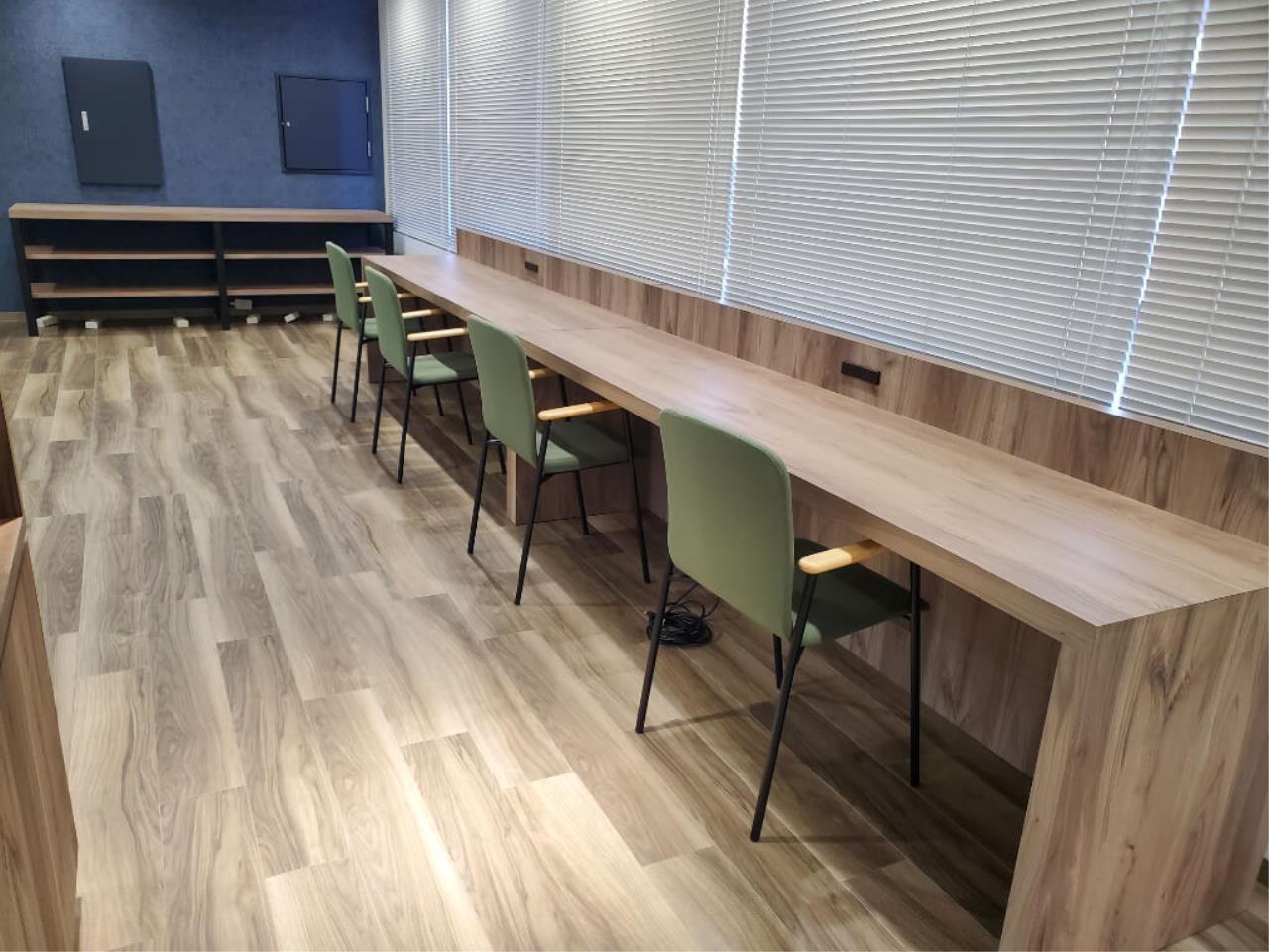 店舗向け木製インテリアの製作スタッフ