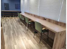 店舗向け木製インテリアの製作スタッフ