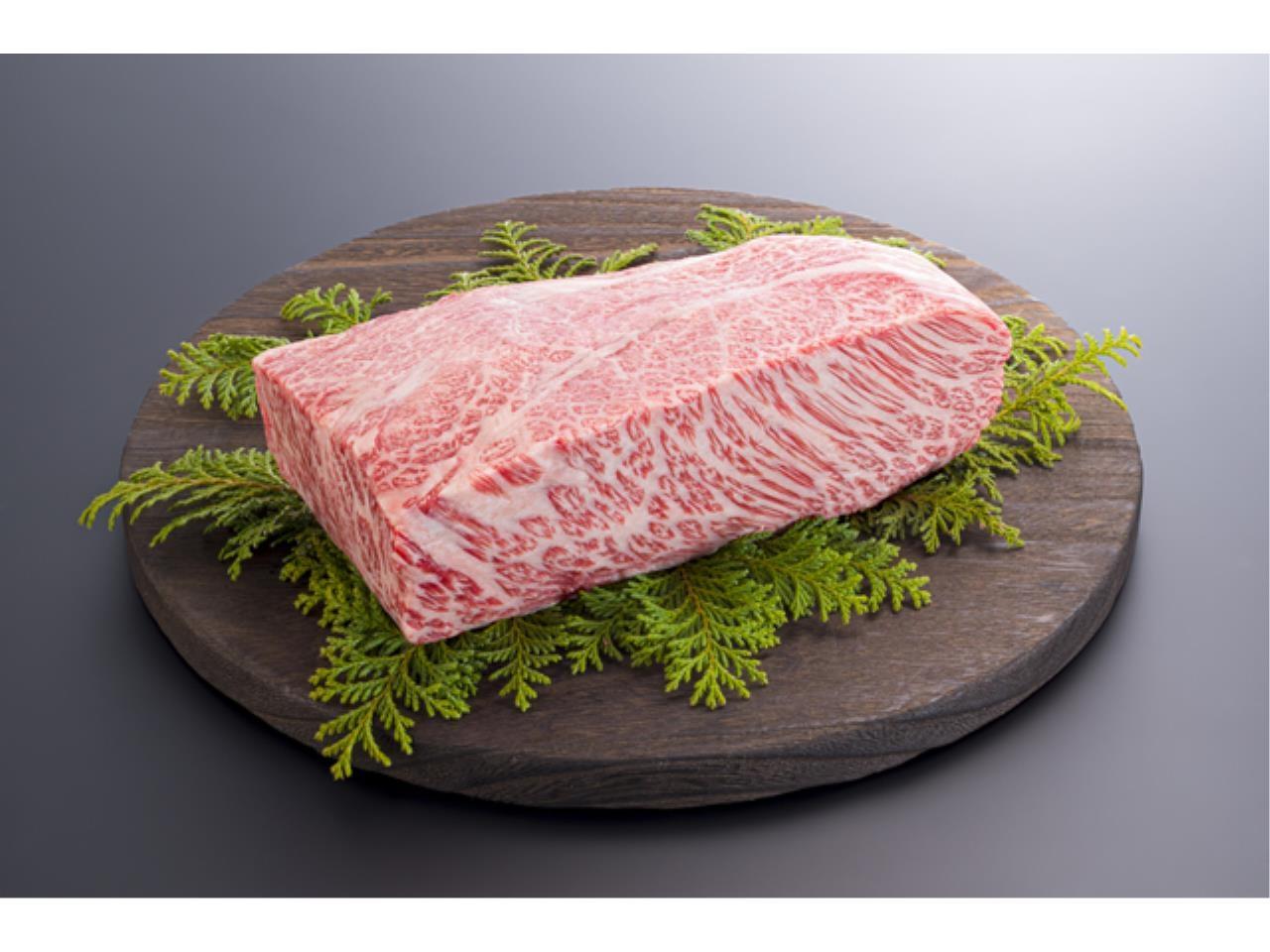 工場での精肉加工作業